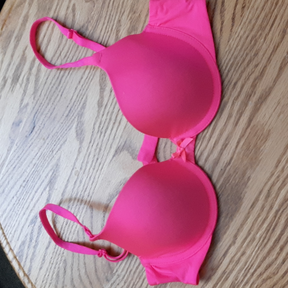 VICTORIA'S SECRET BRA. BARBIE PINK.